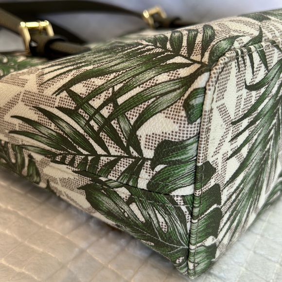 Michael Kors purse and wallet combo. - Picture 9 of 15